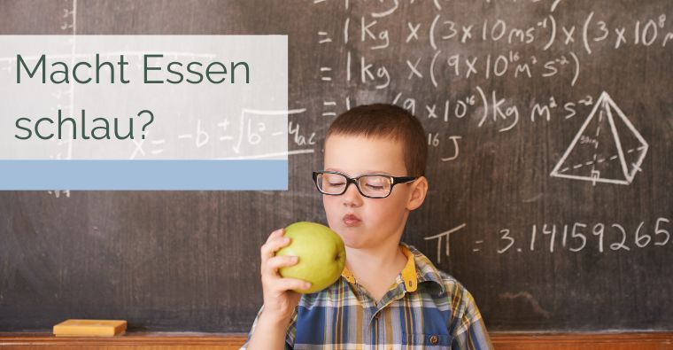 Bild von einem Jungen mit Apfel vor einer Schultafel mit Formeln – Titel: Macht Essen schlau